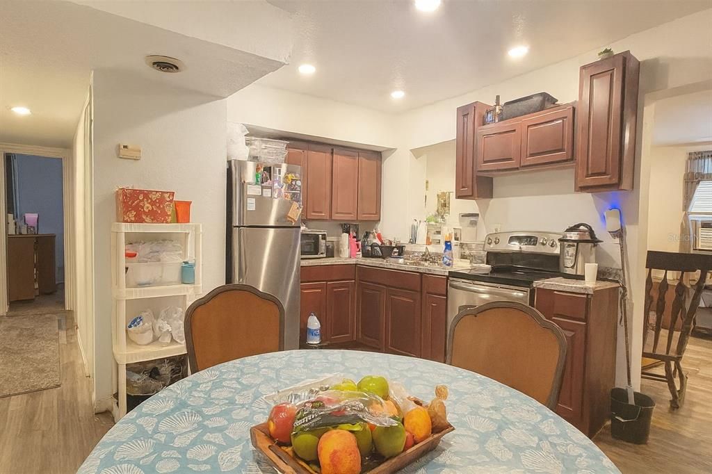 合同活跃: $180,000 (2 贝兹, 1 浴室, 1310 平方英尺)