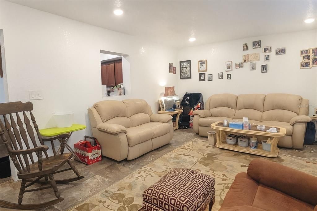 合同活跃: $180,000 (2 贝兹, 1 浴室, 1310 平方英尺)