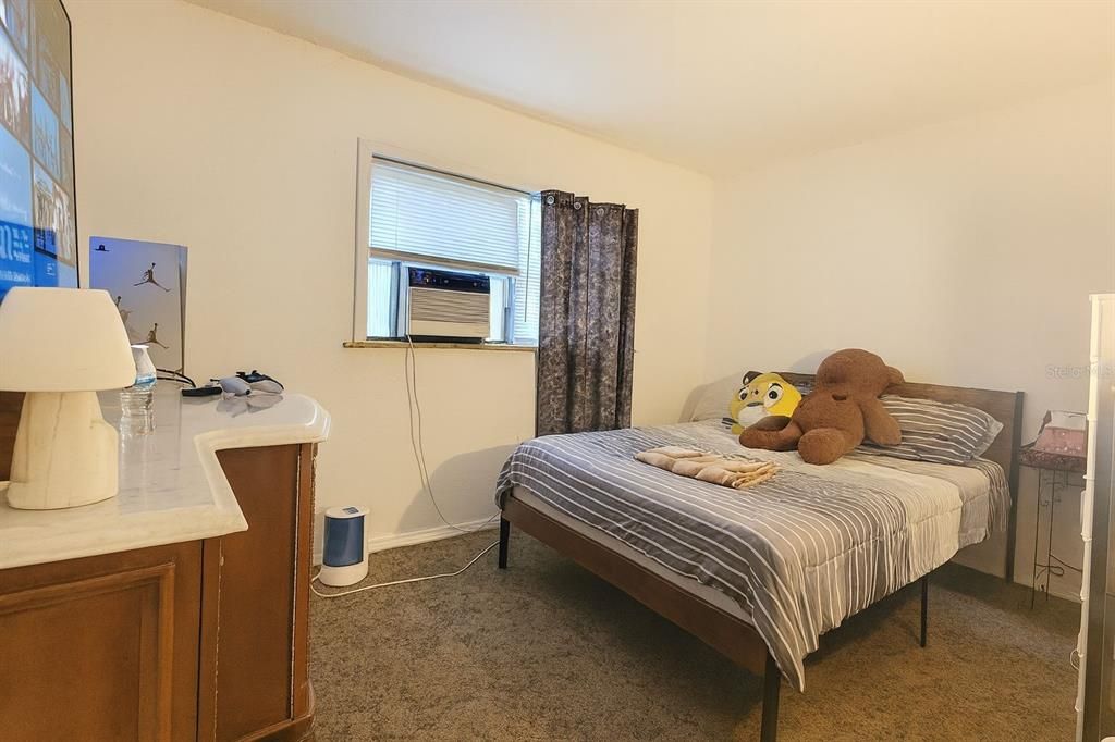 合同活跃: $180,000 (2 贝兹, 1 浴室, 1310 平方英尺)