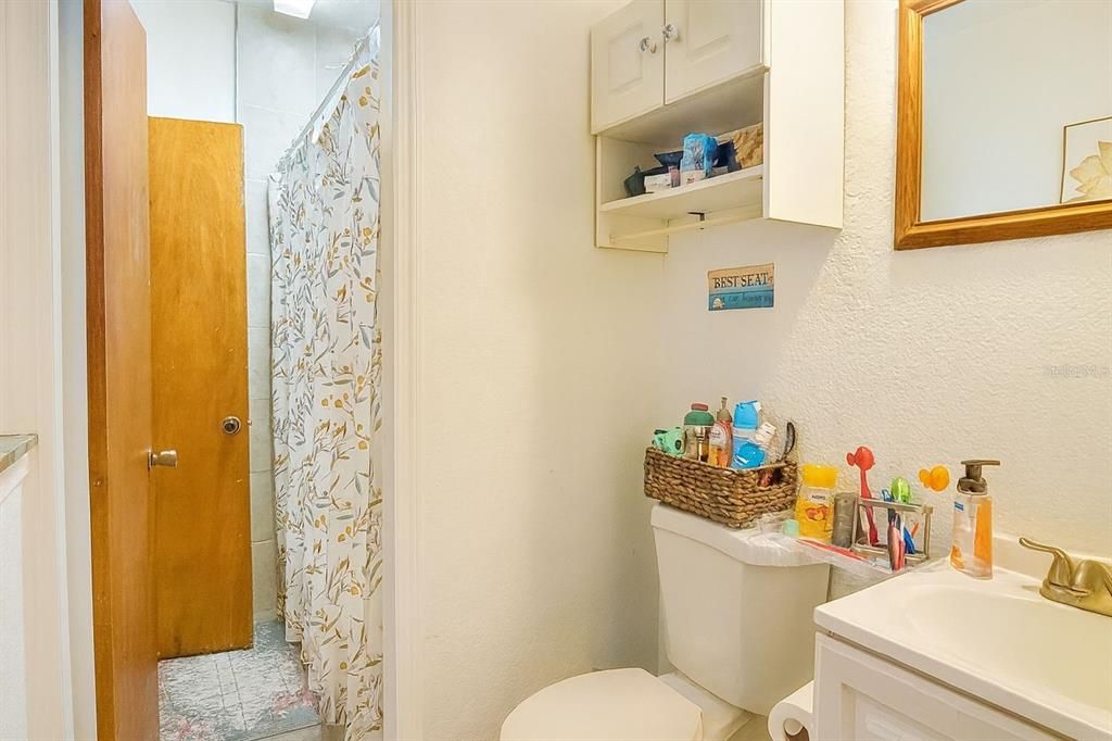 合同活跃: $180,000 (2 贝兹, 1 浴室, 1310 平方英尺)