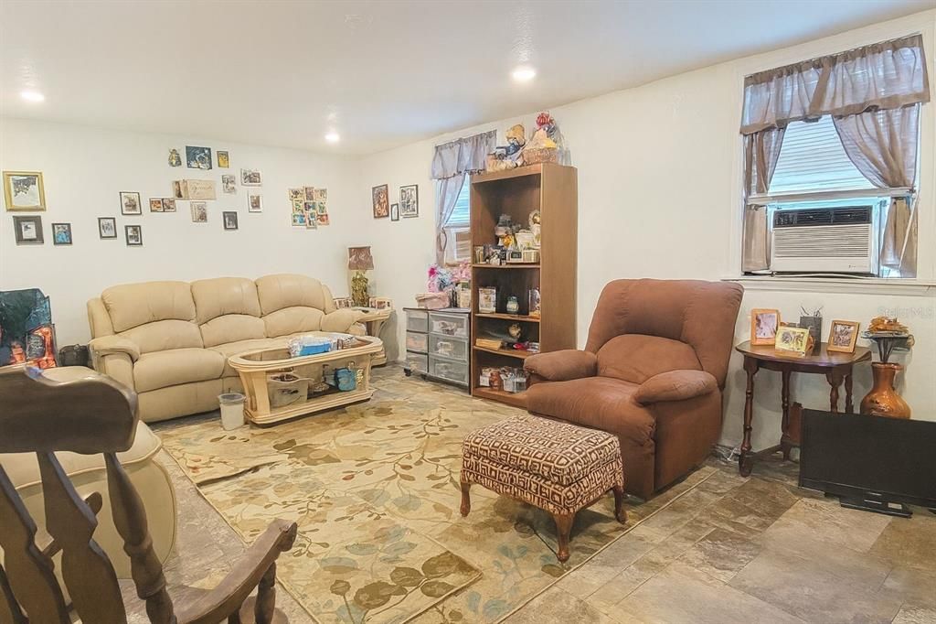 合同活跃: $180,000 (2 贝兹, 1 浴室, 1310 平方英尺)