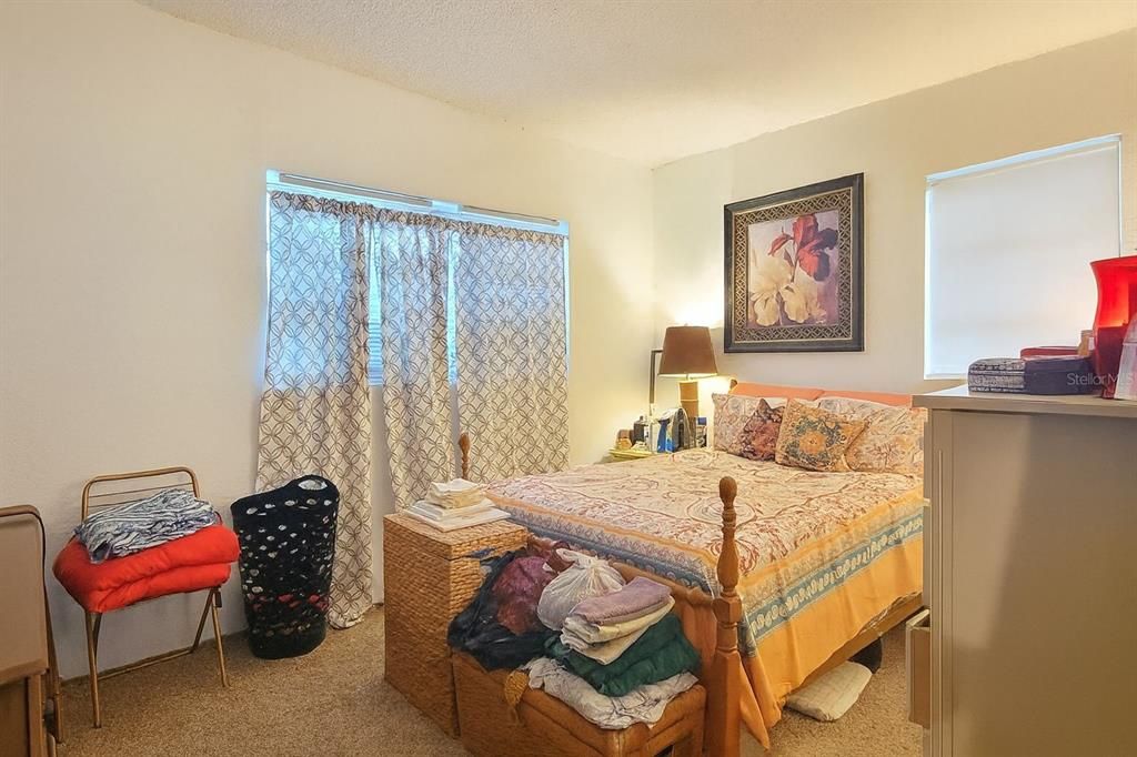 合同活跃: $180,000 (2 贝兹, 1 浴室, 1310 平方英尺)