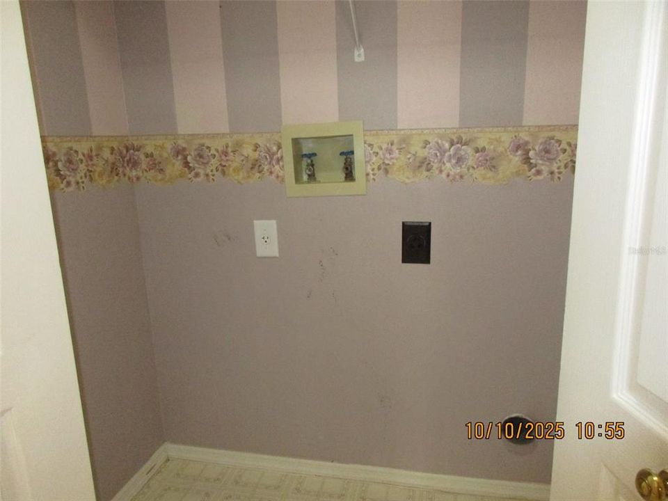 合同活跃: $1,675 (2 贝兹, 2 浴室, 1013 平方英尺)