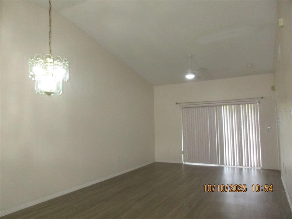 合同活跃: $1,675 (2 贝兹, 2 浴室, 1013 平方英尺)