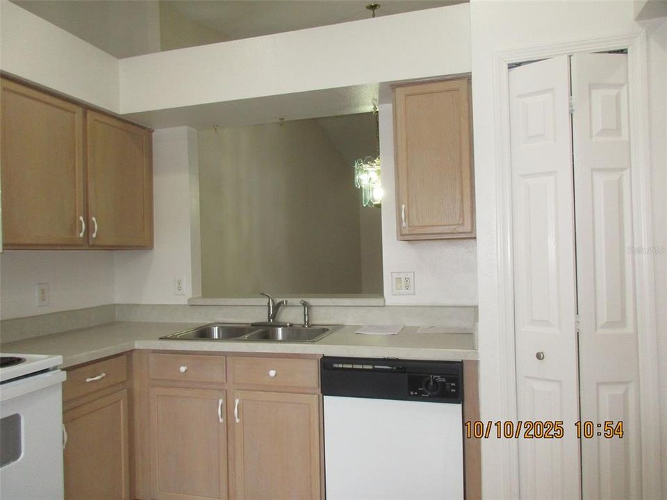 合同活跃: $1,675 (2 贝兹, 2 浴室, 1013 平方英尺)