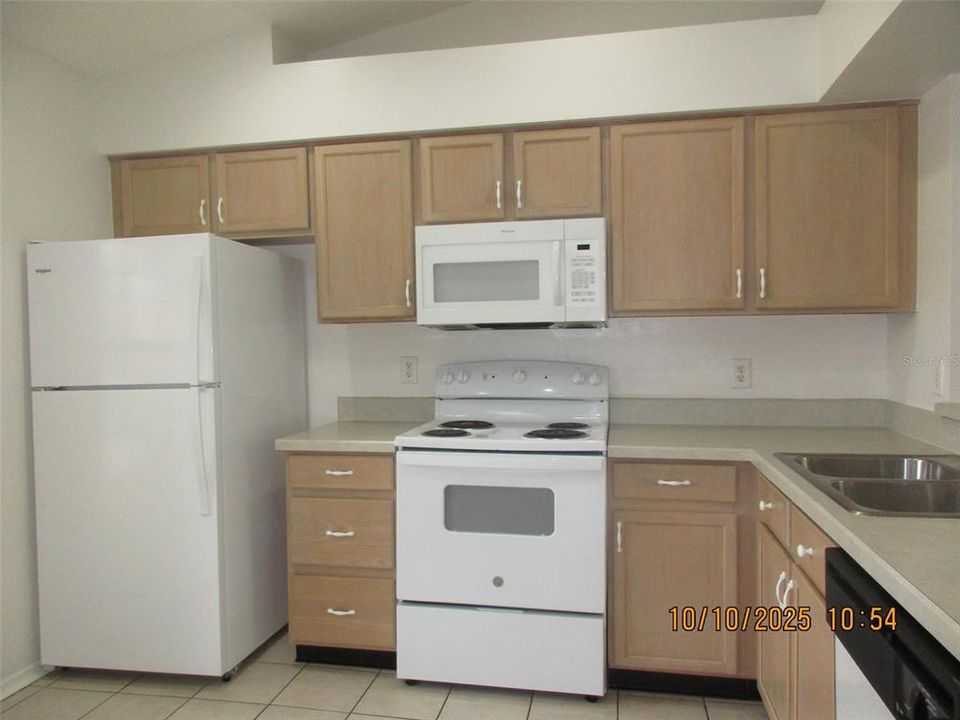 合同活跃: $1,675 (2 贝兹, 2 浴室, 1013 平方英尺)