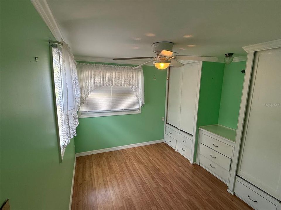 合同活跃: $149,900 (1 贝兹, 1 浴室, 650 平方英尺)