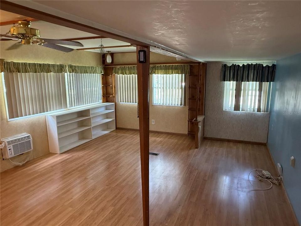 合同活跃: $149,900 (1 贝兹, 1 浴室, 650 平方英尺)