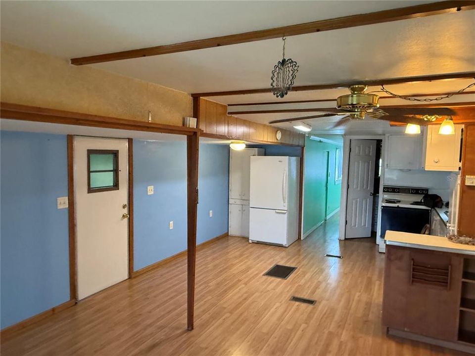 合同活跃: $149,900 (1 贝兹, 1 浴室, 650 平方英尺)