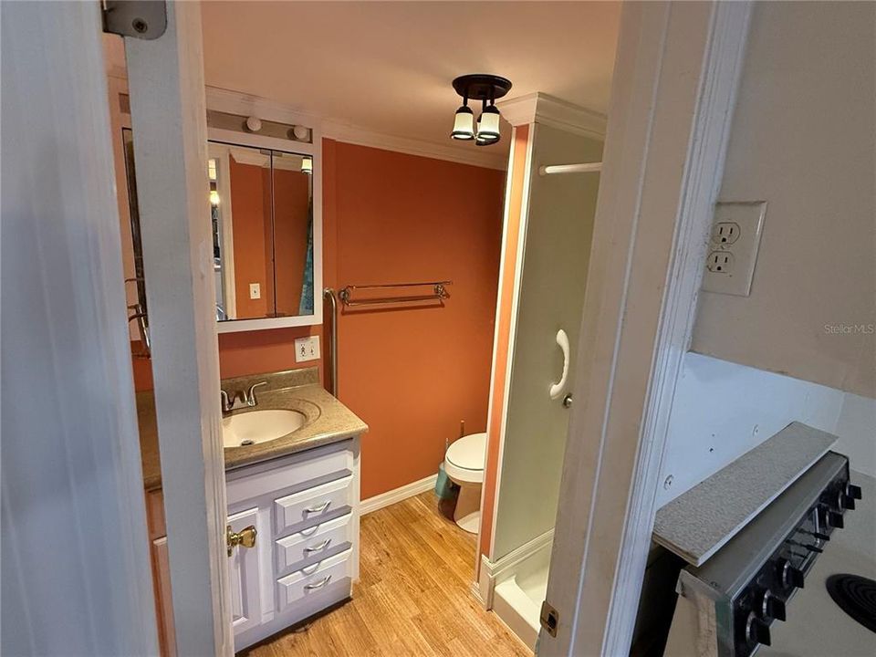 合同活跃: $149,900 (1 贝兹, 1 浴室, 650 平方英尺)