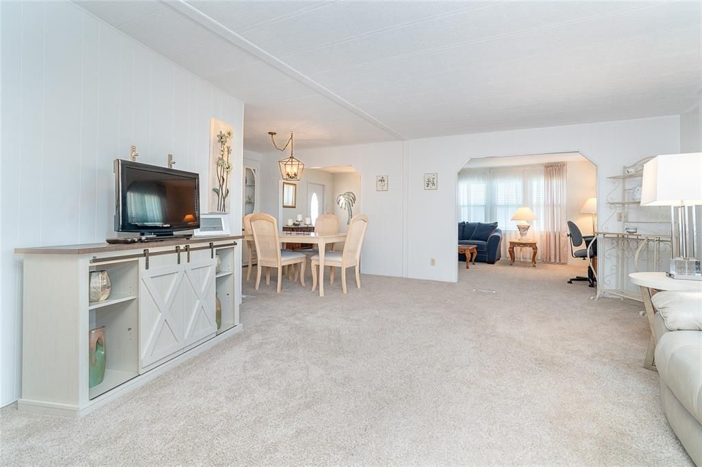 Active With Contract: $184,000 (2 beds, 2 baths, 1448 Square Feet)