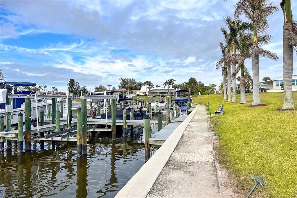 Active With Contract: $184,000 (2 beds, 2 baths, 1448 Square Feet)