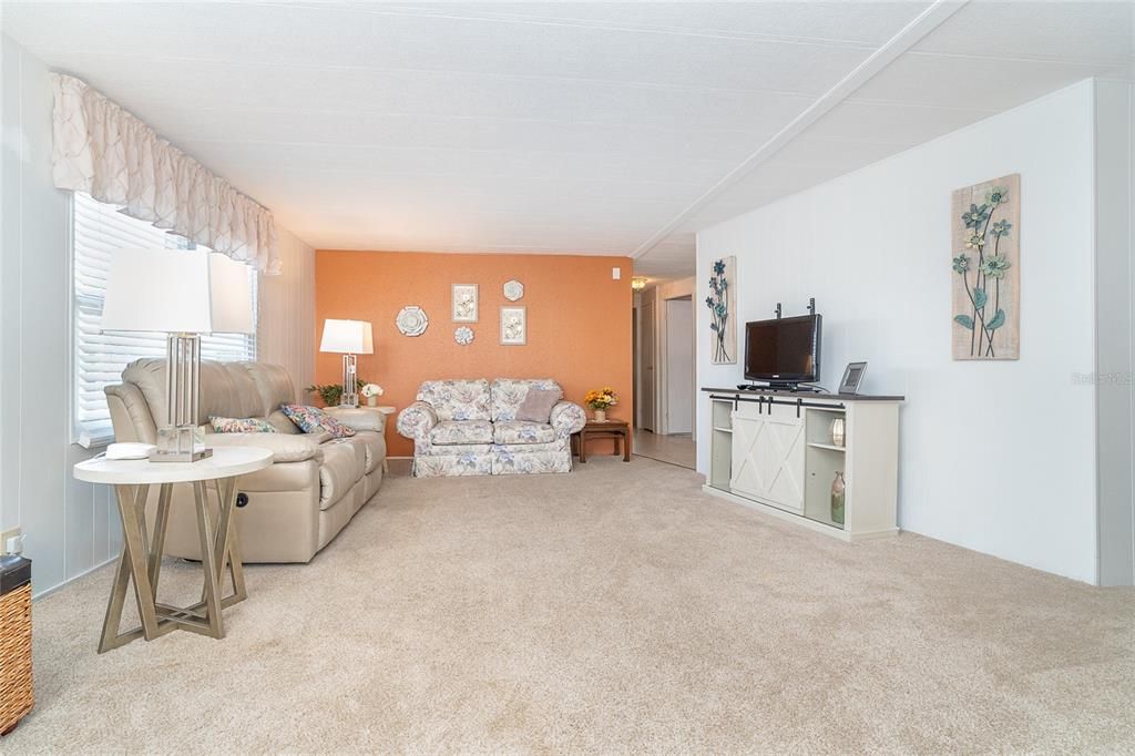 Active With Contract: $184,000 (2 beds, 2 baths, 1448 Square Feet)