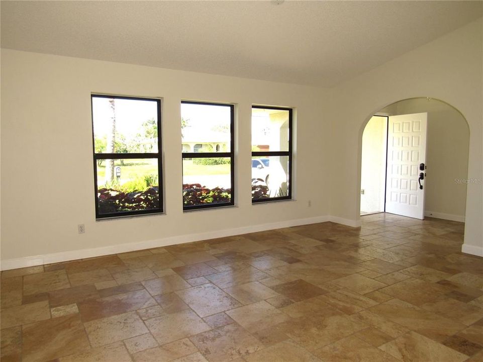 Activo con contrato: $374,900 (3 camas, 2 baños, 1941 Pies cuadrados)