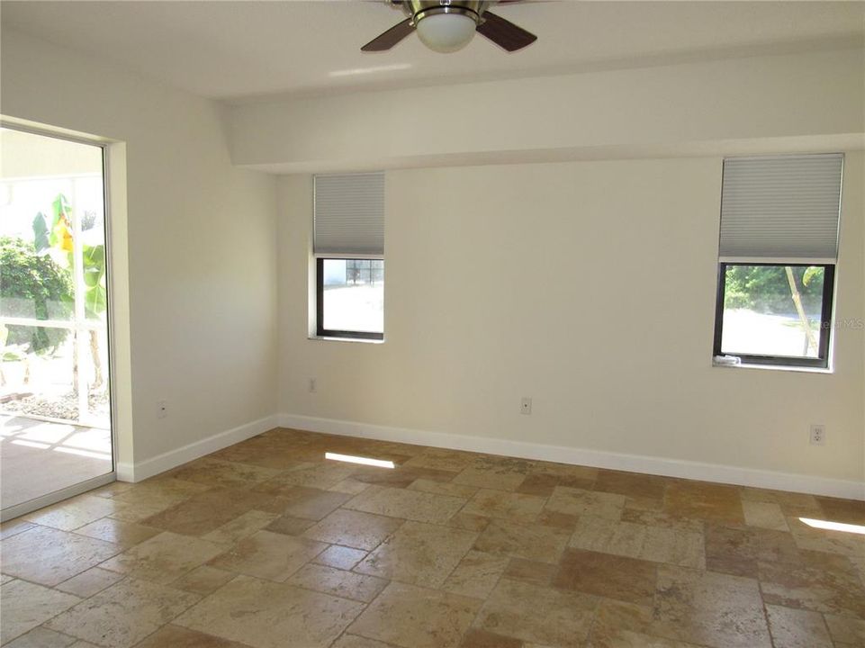 Activo con contrato: $374,900 (3 camas, 2 baños, 1941 Pies cuadrados)