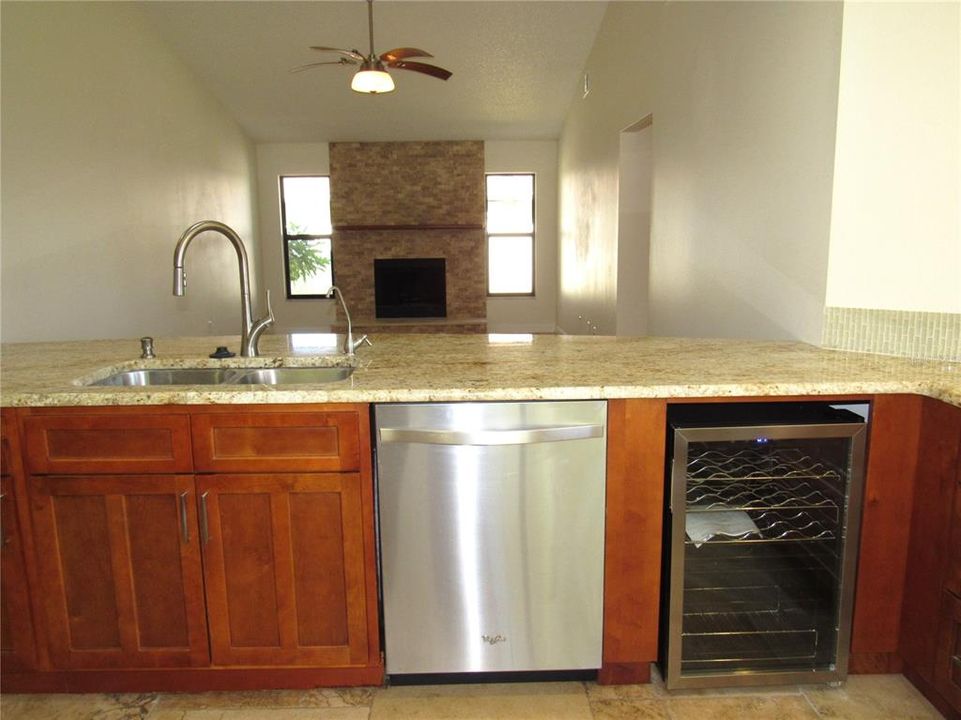 Activo con contrato: $374,900 (3 camas, 2 baños, 1941 Pies cuadrados)