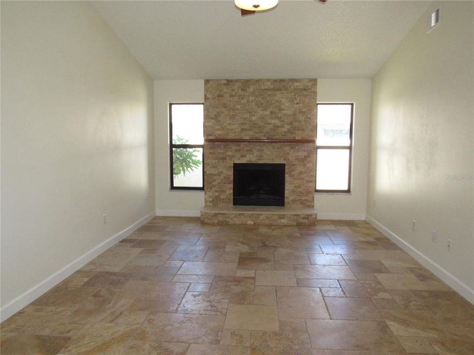 Activo con contrato: $374,900 (3 camas, 2 baños, 1941 Pies cuadrados)