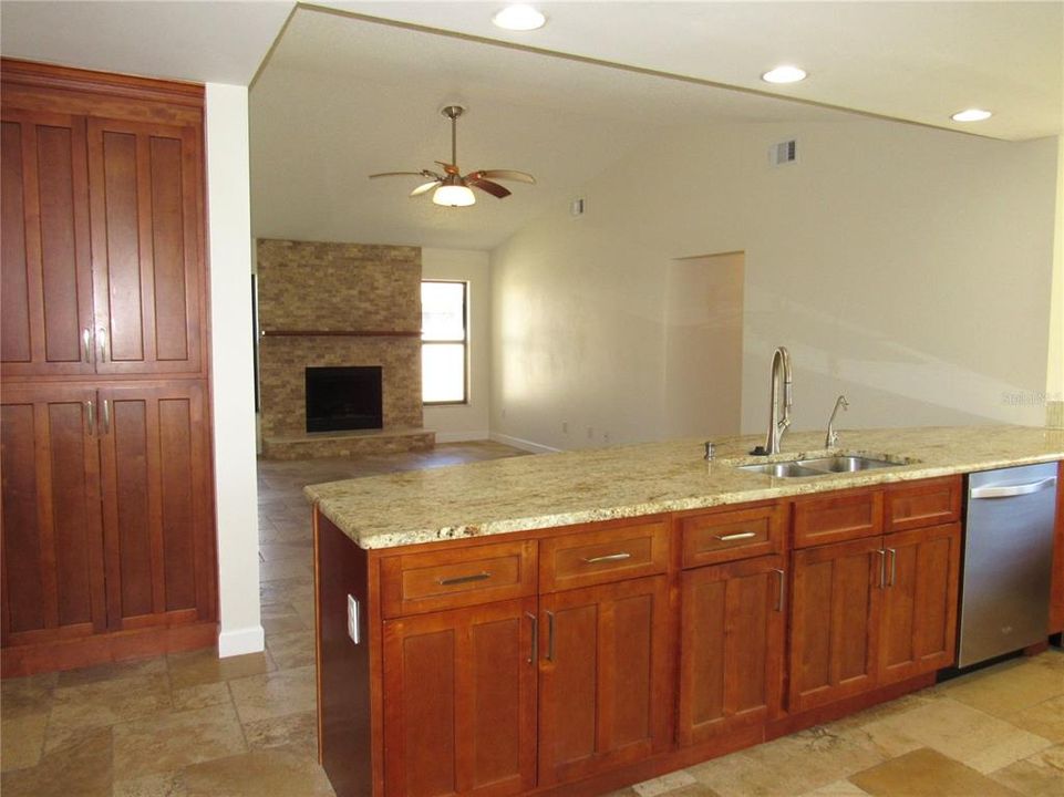 Activo con contrato: $374,900 (3 camas, 2 baños, 1941 Pies cuadrados)