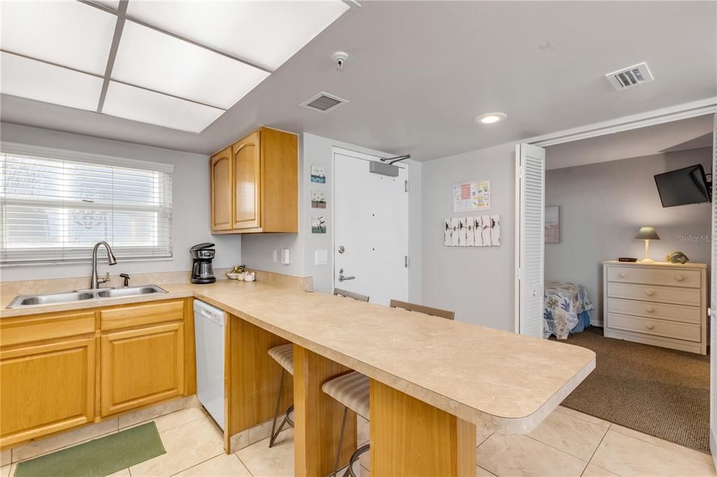 Active With Contract: $599,000 (2 beds, 2 baths, 871 Square Feet)