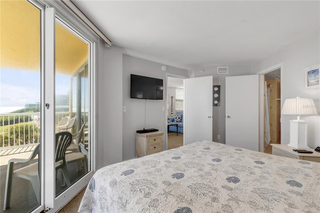 Active With Contract: $599,000 (2 beds, 2 baths, 871 Square Feet)