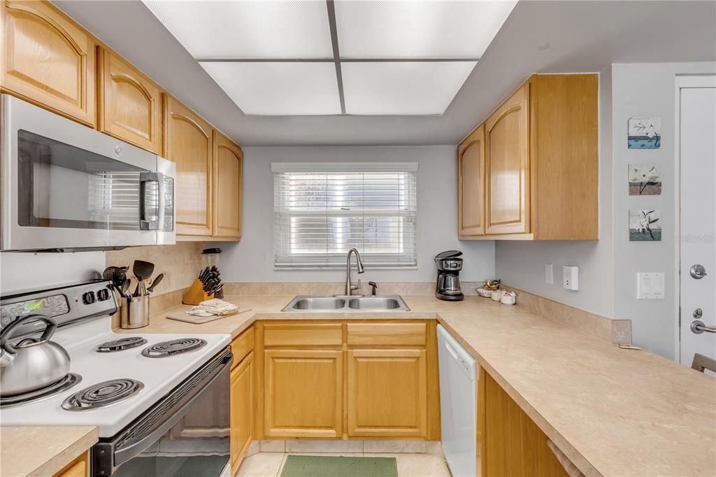 Active With Contract: $599,000 (2 beds, 2 baths, 871 Square Feet)