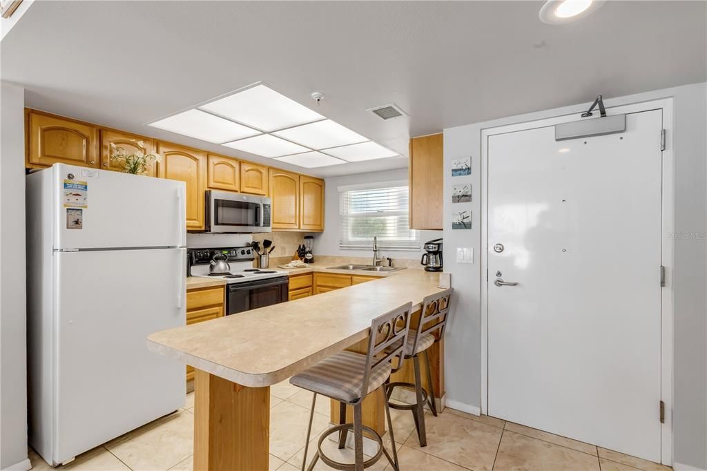Active With Contract: $599,000 (2 beds, 2 baths, 871 Square Feet)