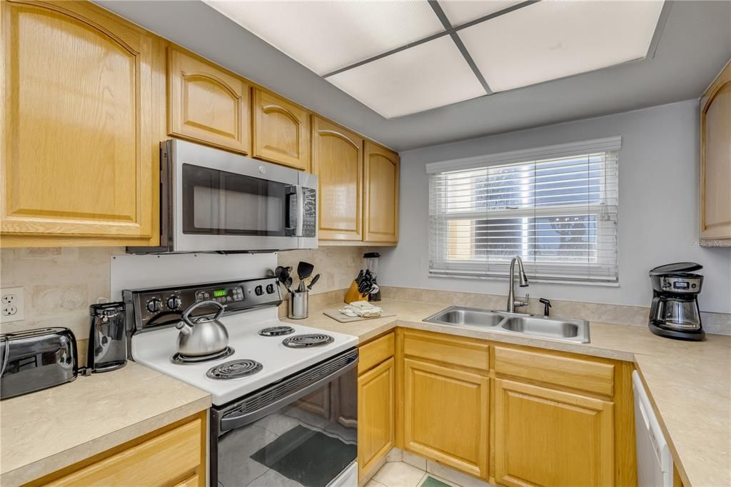 Active With Contract: $599,000 (2 beds, 2 baths, 871 Square Feet)