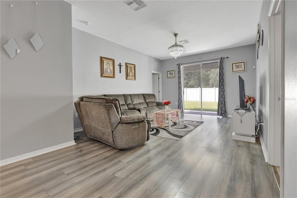 For Sale: $515,000 (5 beds, 3 baths, 2270 Square Feet)