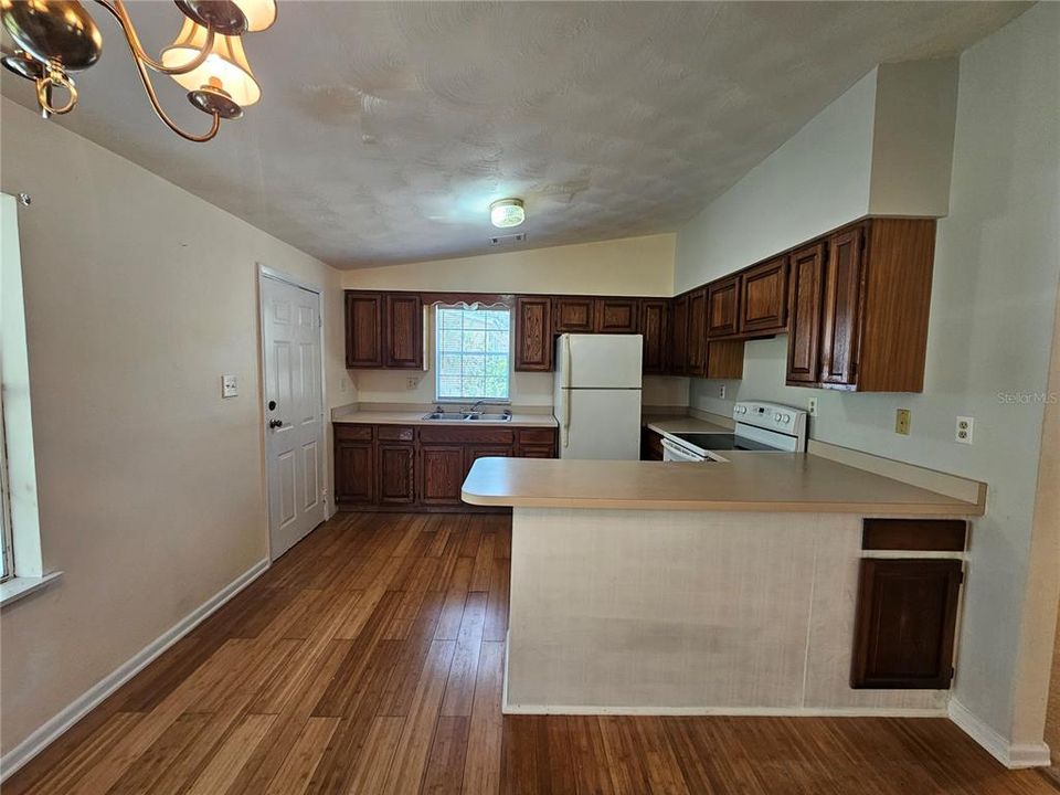 待售: $139,900 (2 贝兹, 1 浴室, 960 平方英尺)