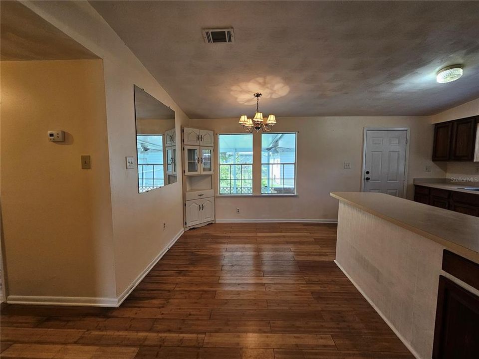 待售: $139,900 (2 贝兹, 1 浴室, 960 平方英尺)