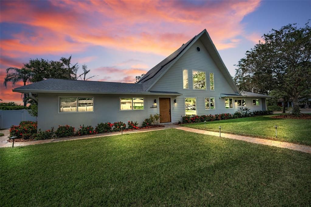 最近售出: $899,000 (3 贝兹, 3 浴室, 2347 平方英尺)