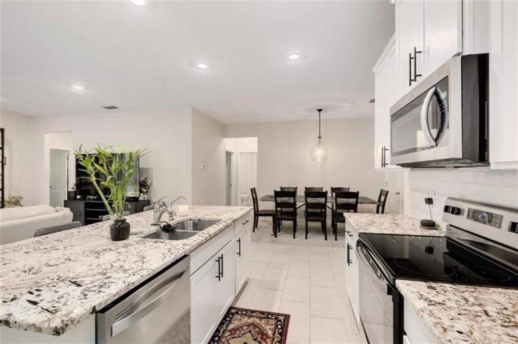 出租: $3,000 (4 贝兹, 3 浴室, 2255 平方英尺)