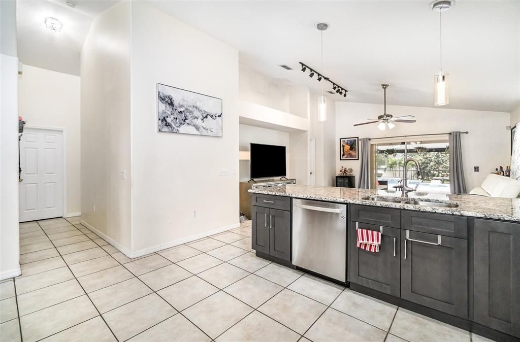 待售: $450,000 (4 贝兹, 2 浴室, 2014 平方英尺)