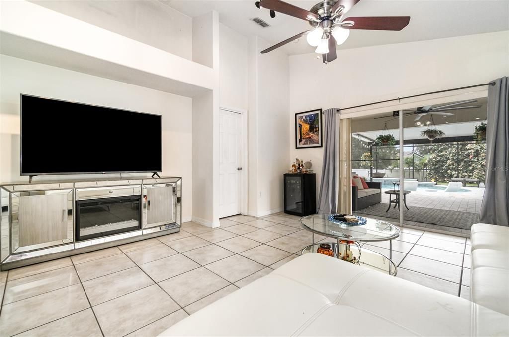 待售: $450,000 (4 贝兹, 2 浴室, 2014 平方英尺)