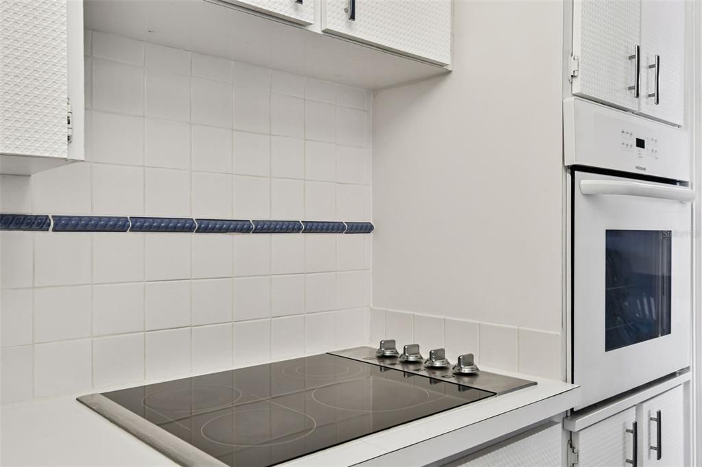 Под контрактом: $255,000 (1 спален, 1 ванн, 1005 Квадратных фут)