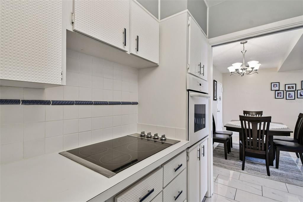 Под контрактом: $255,000 (1 спален, 1 ванн, 1005 Квадратных фут)