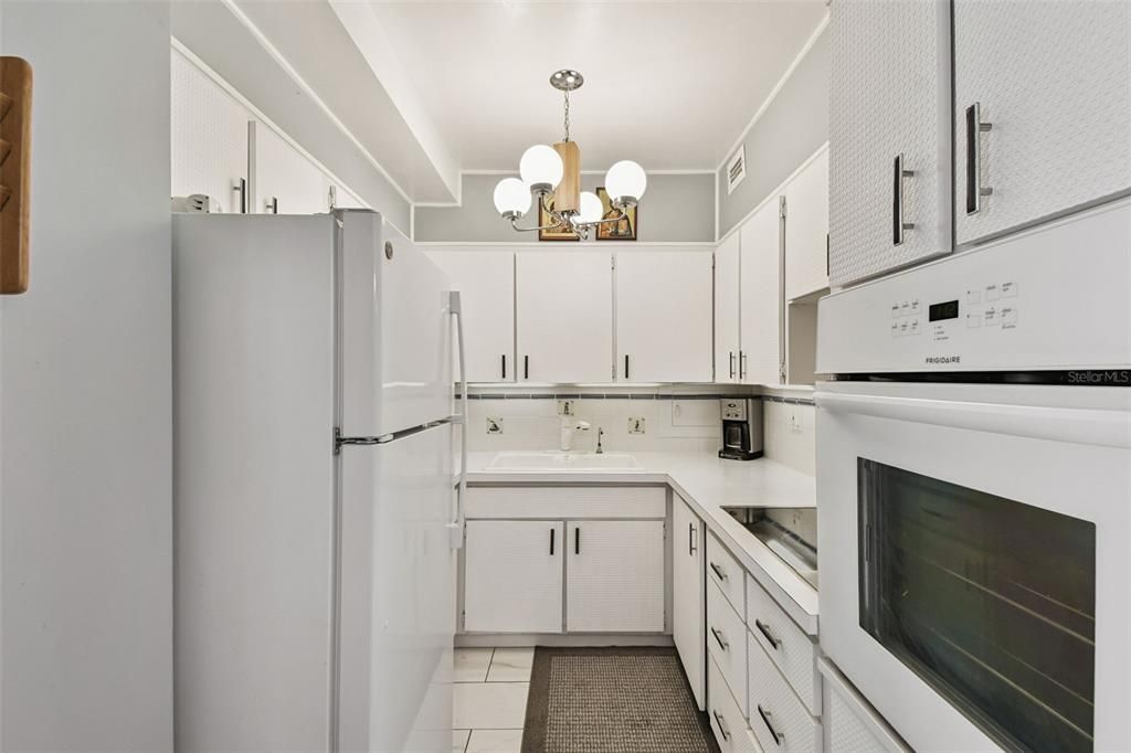 Под контрактом: $255,000 (1 спален, 1 ванн, 1005 Квадратных фут)