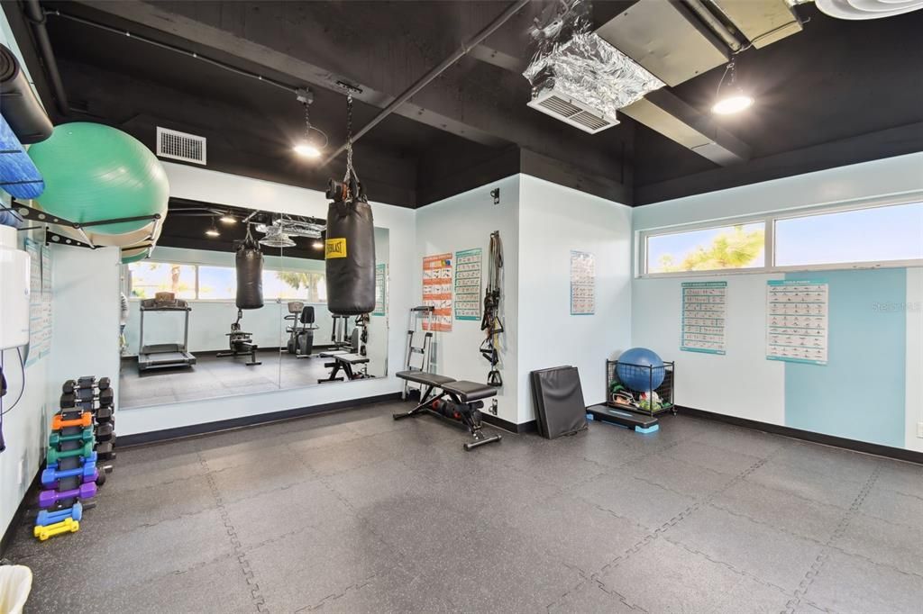 Под контрактом: $255,000 (1 спален, 1 ванн, 1005 Квадратных фут)