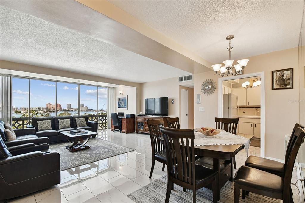 Под контрактом: $255,000 (1 спален, 1 ванн, 1005 Квадратных фут)