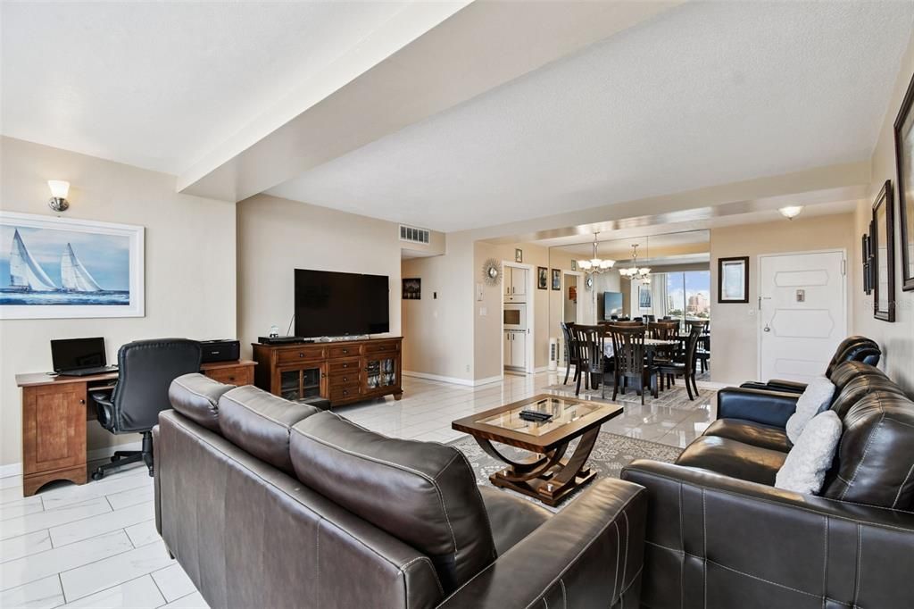 Под контрактом: $255,000 (1 спален, 1 ванн, 1005 Квадратных фут)