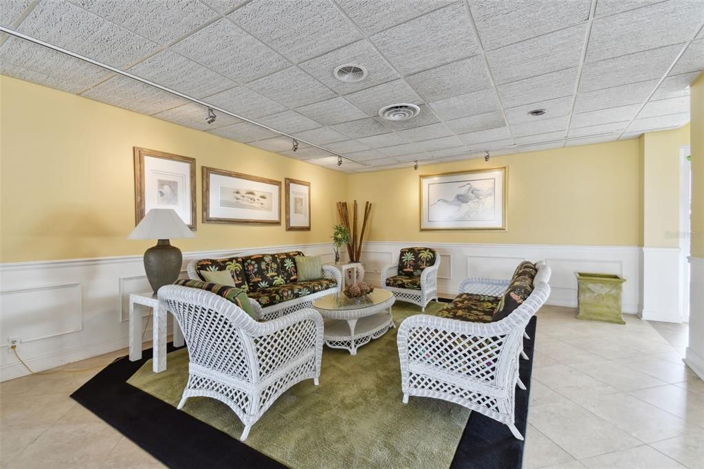 Под контрактом: $255,000 (1 спален, 1 ванн, 1005 Квадратных фут)