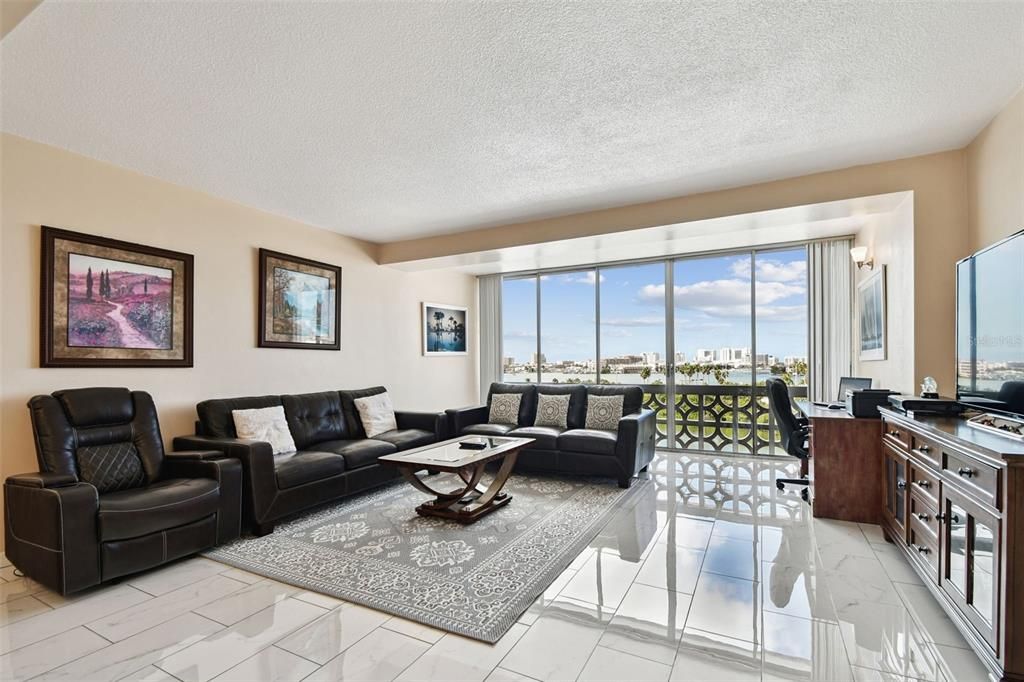 Под контрактом: $255,000 (1 спален, 1 ванн, 1005 Квадратных фут)