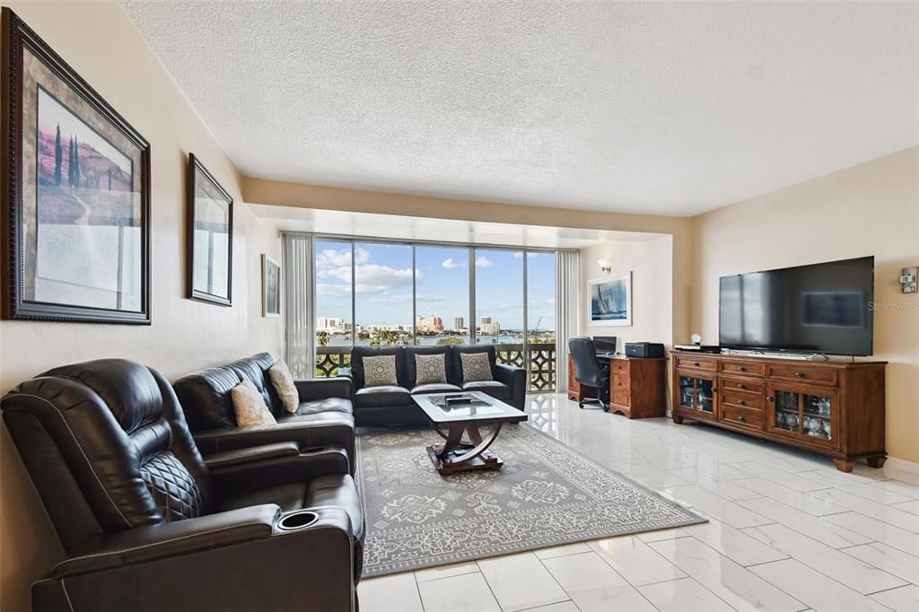 Под контрактом: $255,000 (1 спален, 1 ванн, 1005 Квадратных фут)