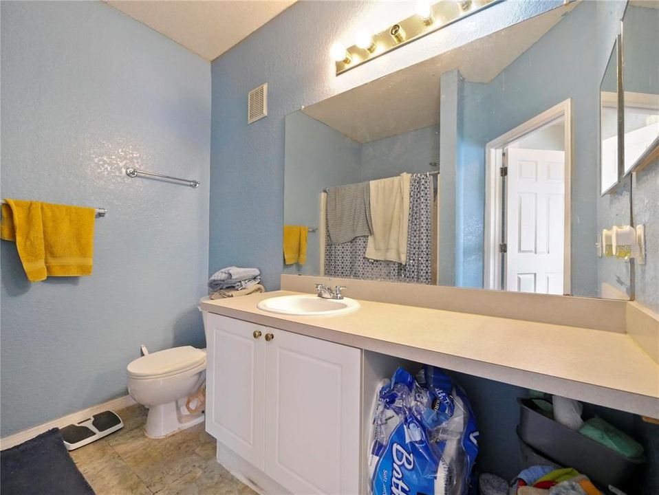 For Sale: $199,999 (2 beds, 2 baths, 1170 Square Feet)