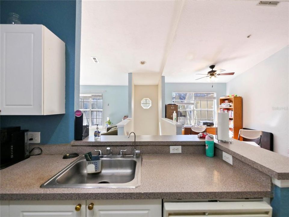 For Sale: $199,999 (2 beds, 2 baths, 1170 Square Feet)