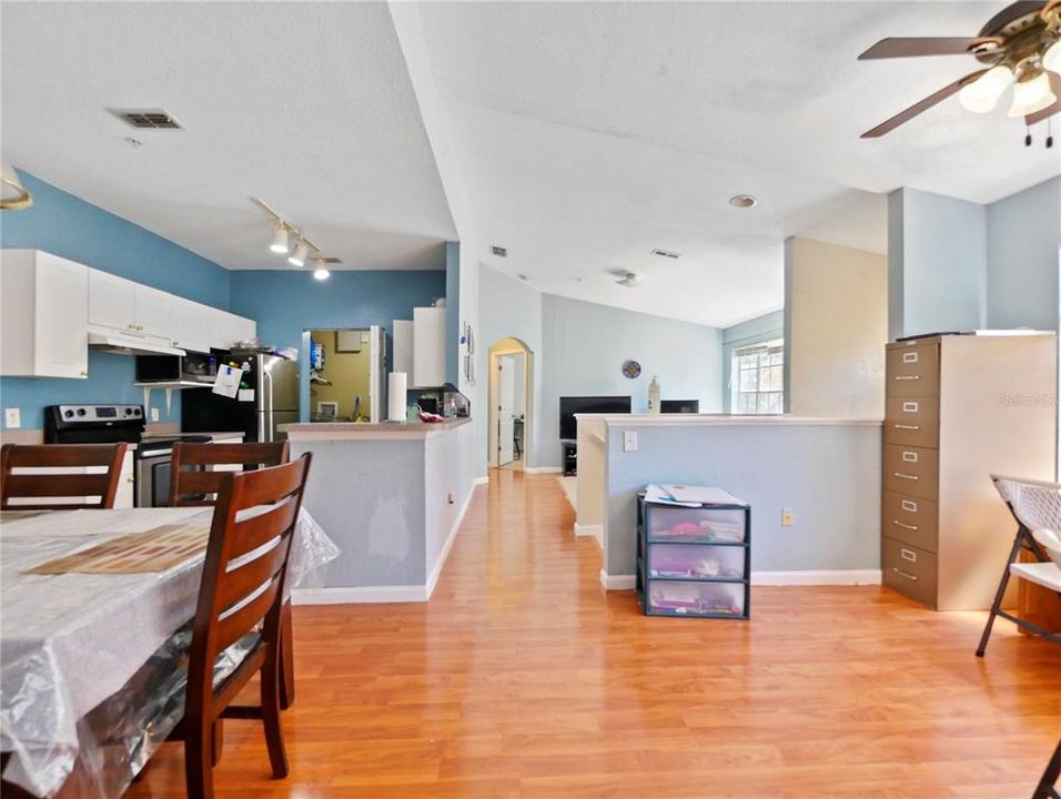 For Sale: $199,999 (2 beds, 2 baths, 1170 Square Feet)