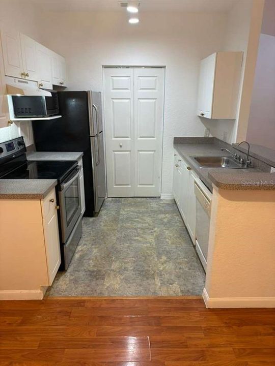 For Sale: $199,999 (2 beds, 2 baths, 1170 Square Feet)