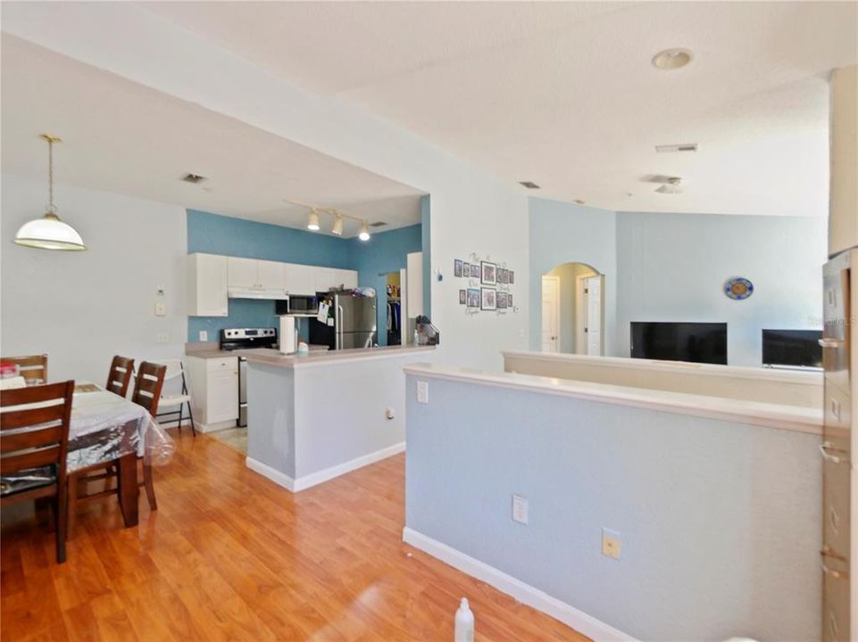 For Sale: $199,999 (2 beds, 2 baths, 1170 Square Feet)