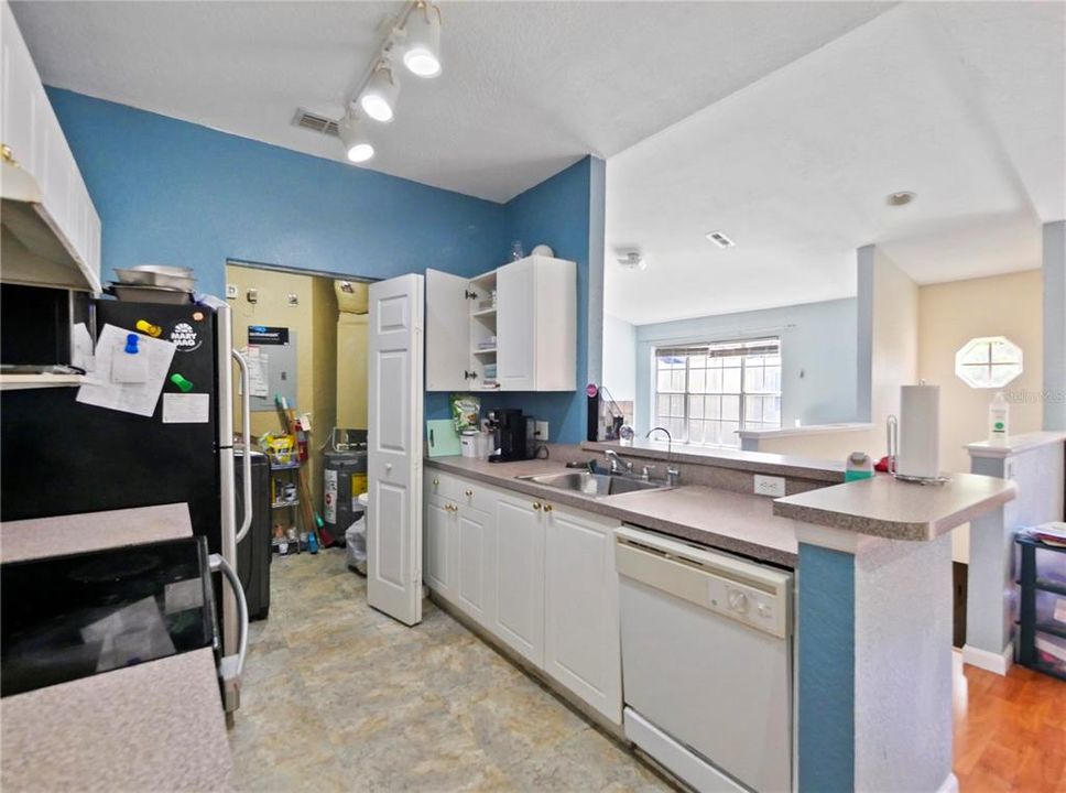 For Sale: $199,999 (2 beds, 2 baths, 1170 Square Feet)