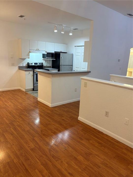 For Sale: $199,999 (2 beds, 2 baths, 1170 Square Feet)